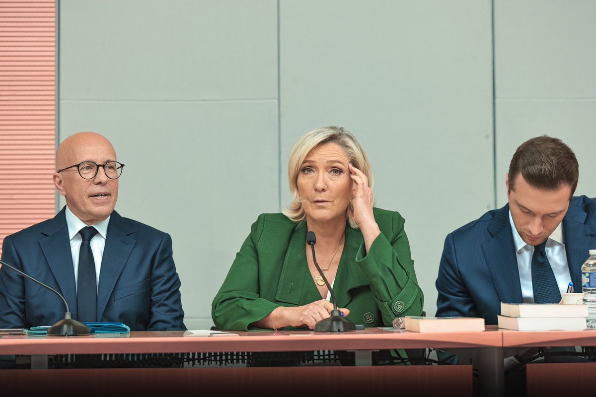 groupeRN_off's tweet photo. Réunion de notre coalition @RNational_off et @partiudr en ce jour de reprise des travaux parlementaires !

Autour de @MLP_officiel, @J_Bardella et @eciotti, nos députés sont au travail pour défendre la France et les Français ! 🇫🇷 https://t.co/EGh9SHfCXy