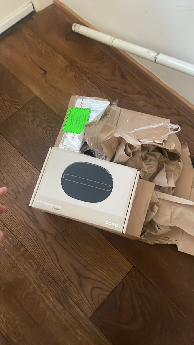 Je bestelt een nieuwe accu voor je <a href="/Sonos/">Sonos</a>. Ding zit al in een stevige doos en daarom heen een mega doos. Zo kunnen we papiercontainers blijven plaatsen, maar dragen we water naar de zee. Stop daarmee.