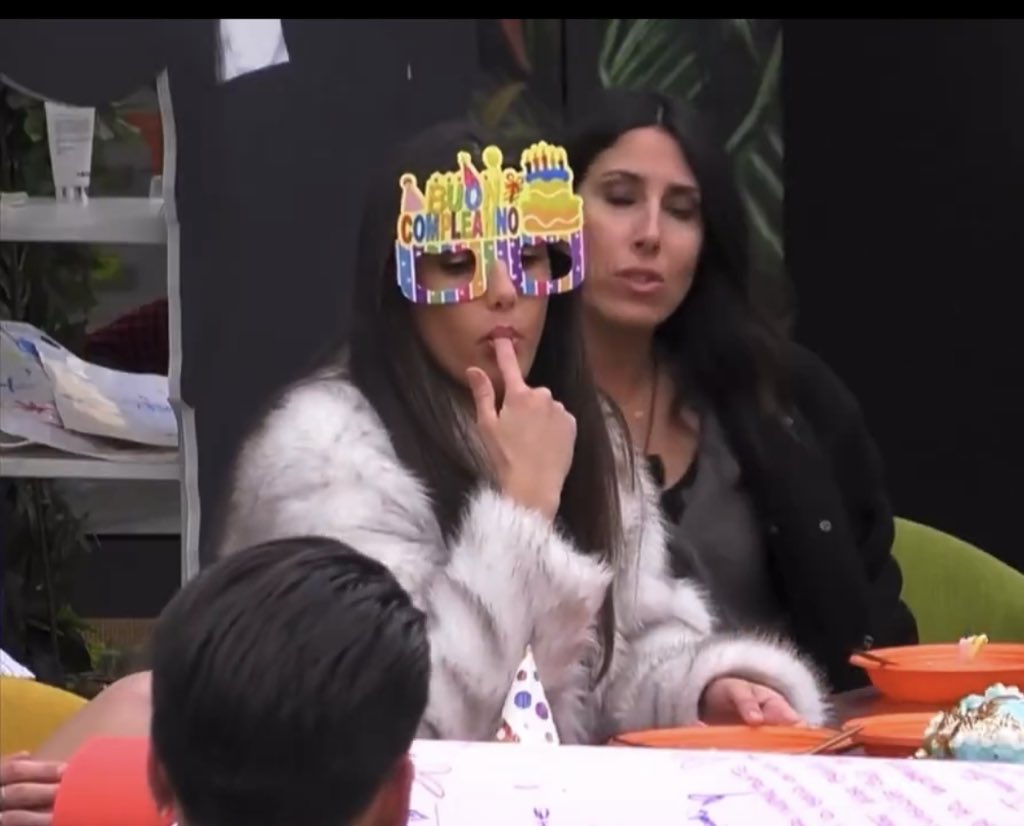 ha detto alla dentista vieni a mangiare con me che queste bastarde stanno dicendo che ho le faccette