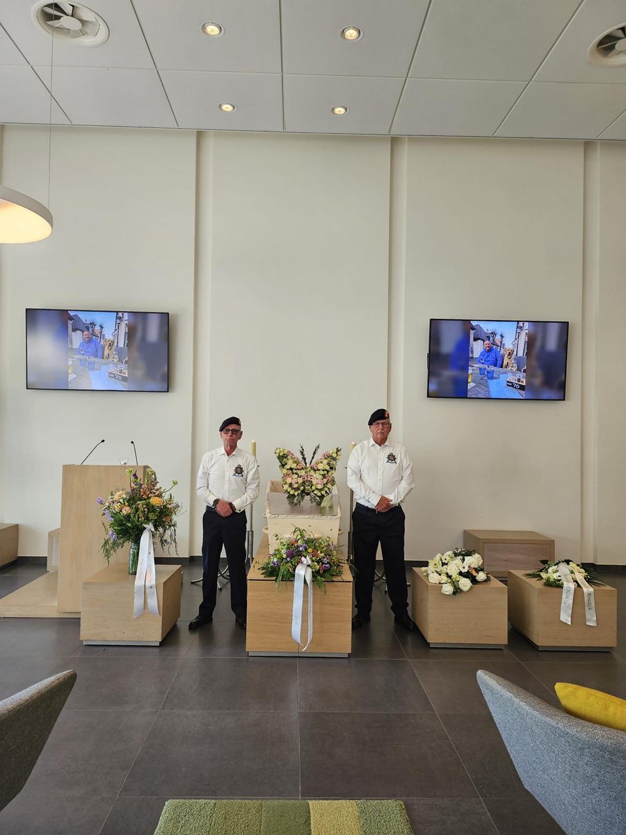 MUitvaartteam's tweet photo. Vandaag was het Mariniers Uitvaartteam als erewacht aanwezig bij de uitvaart van oud marinier Nils Cornet (53 jaar) te Spijkenisse. Goede reis naar Wolk 1665 Nils. R.I.P. marinier. QPO. https://t.co/LowWMDCEBz