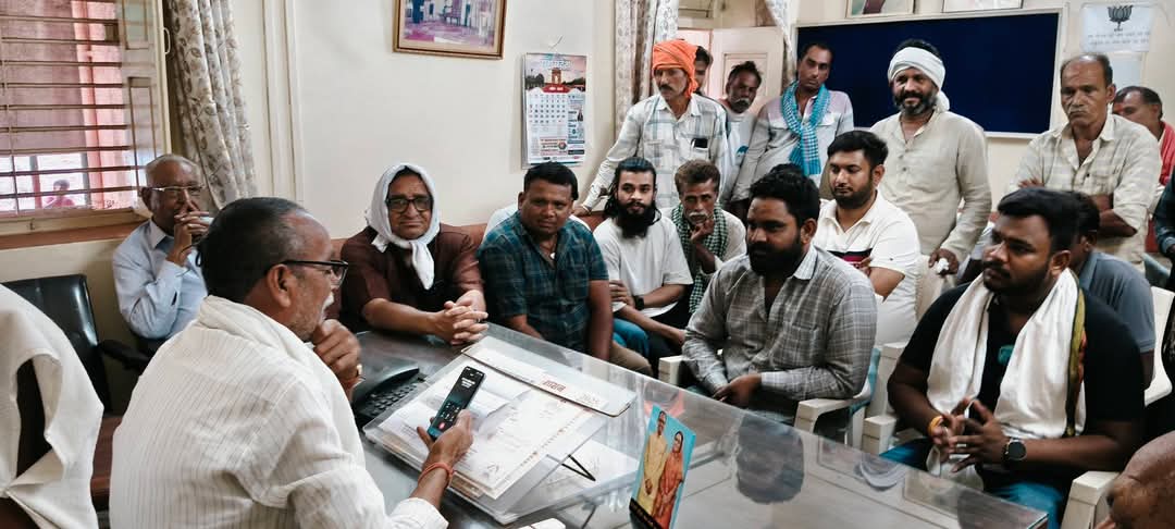शेरपुरा स्थित कार्यालय में पधारे नागरिक जनों से आत्मीय भेंट की.
<a href="/blsanthosh/">B L Santhosh</a>