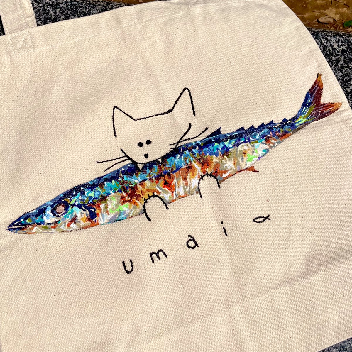 福島の子供達のために
トートバックに絵を描きました！
福島のお魚、おいしいよね  /•᷅•᷄\୭