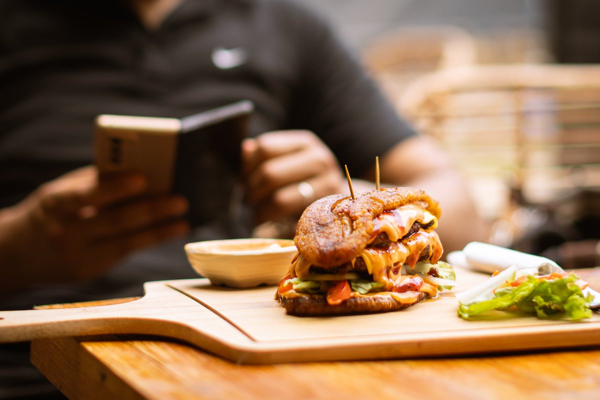 Le nouveau bb fait son bout de chemin à l'international 😊🇨🇮

Nous pensons même à instaurer un Happy hour en semaine de Mardi à Jeudi, la formule est au labo encore 🧑‍🔬.

Ne manquez pas le Friends Afterwork les vendredi et ses packs de bière et  les Samedi Karaoké 🤩

#BabiEstDoux