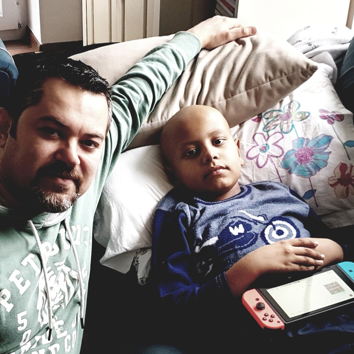 SuvariOzturk's tweet photo. Derim ya hep, varım yoğum bu sürecin çocukları diye.

Fatma Betül'ün bana 2021'de yazdığı mektuptaki dileklerden üçünü dün birlikte yaşadık.

Babası geldi, bize kebap yaptı ve birlikte Bici Bici dahi yedik.

Yüzünüz hep gülsün, güzel kardeşlerim benim.

@Zekiye_Atac
@harunatc001 https://t.co/3cqikMRHs4