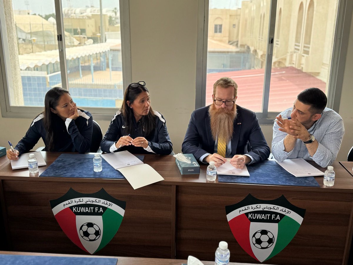 KuwaitFA's tweet photo. اجتمع عضوا مجلس إدارة الاتحاد الكويتي لكرة القدم أيمن الحسيني وحنان الحردان، وبحضور الأمين العام للاتحاد الكويتي الدكتور صالح المجروب اليوم الثلاثاء مع وفد من سفارة الولايات المتحدة الأمريكية لدى الكويت، ممثلا في مدربة فريق كرة القدم النسائي بجامعة سنترال فلوريدا (UCF) تيفاني روبرتس-سهايداك، ومديرة البرامج في مشروع تشارلز ثيرون لدعم الشباب ومبعوثة رياضية لوزارة الخارجية الأمريكية لوري فير، والمسؤول الدبلوماسي بالسفارة الأمريكية لدى الكويت ستيوارت تيرنر، والمنسق الرياضي في السفارة الأمريكية الدكتور العميد أحمد الدريع.

وتطرق الاجتماع إلى التنسيق مع وزارة الخارجية الكويتية لبحث سبل تطوير كرة القدم النسائية في الكويت وبحث سبل التعاون بين الاتحادين الكويتي والأمريكي لكرة القدم.