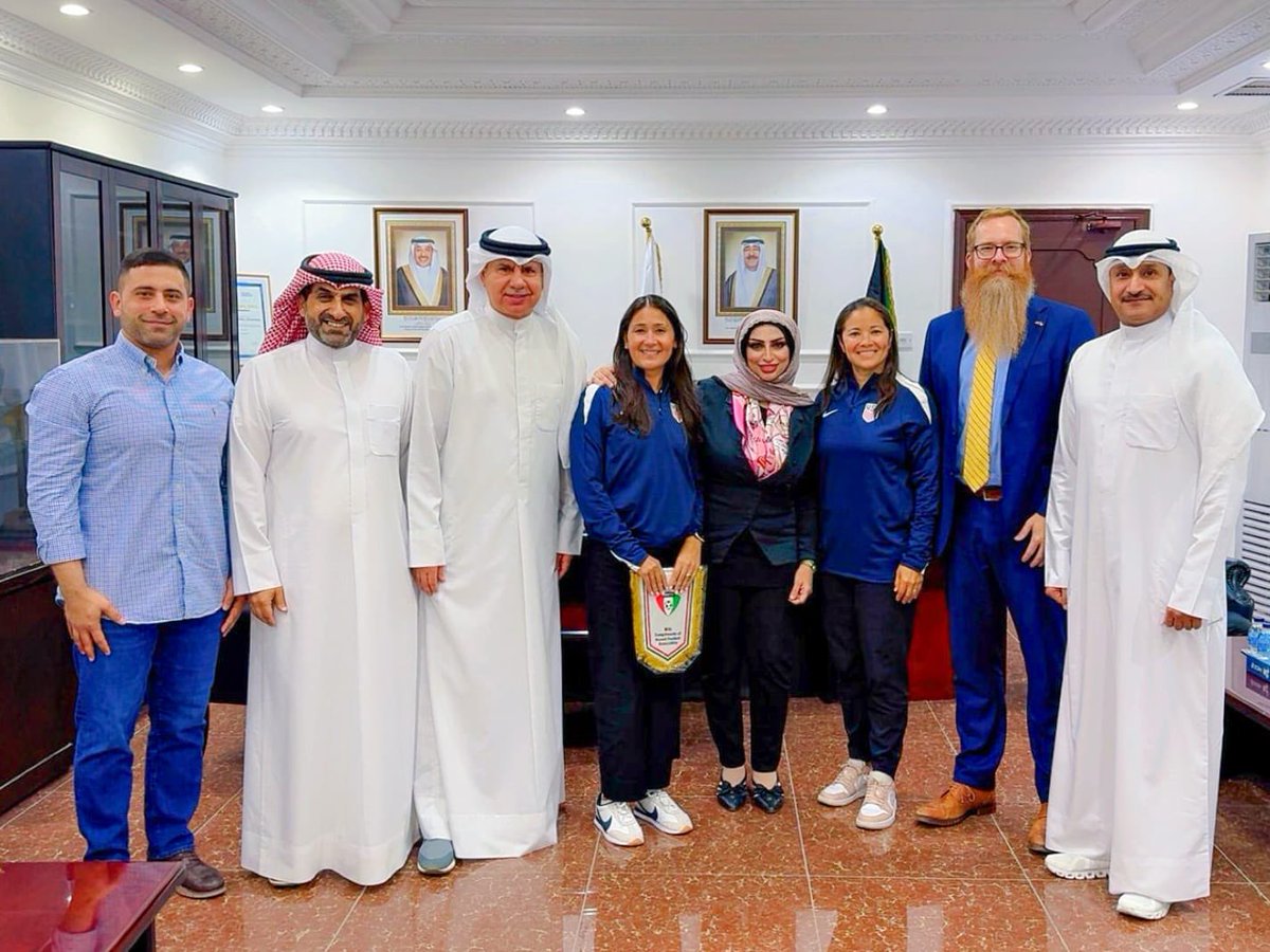 KuwaitFA's tweet photo. اجتمع عضوا مجلس إدارة الاتحاد الكويتي لكرة القدم أيمن الحسيني وحنان الحردان، وبحضور الأمين العام للاتحاد الكويتي الدكتور صالح المجروب اليوم الثلاثاء مع وفد من سفارة الولايات المتحدة الأمريكية لدى الكويت، ممثلا في مدربة فريق كرة القدم النسائي بجامعة سنترال فلوريدا (UCF) تيفاني روبرتس-سهايداك، ومديرة البرامج في مشروع تشارلز ثيرون لدعم الشباب ومبعوثة رياضية لوزارة الخارجية الأمريكية لوري فير، والمسؤول الدبلوماسي بالسفارة الأمريكية لدى الكويت ستيوارت تيرنر، والمنسق الرياضي في السفارة الأمريكية الدكتور العميد أحمد الدريع.

وتطرق الاجتماع إلى التنسيق مع وزارة الخارجية الكويتية لبحث سبل تطوير كرة القدم النسائية في الكويت وبحث سبل التعاون بين الاتحادين الكويتي والأمريكي لكرة القدم.