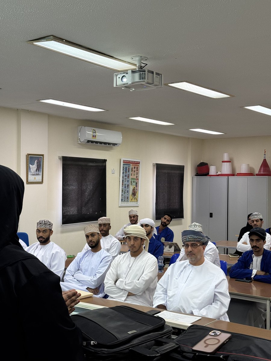 squcams's tweet photo. استضاف د.وليد المرزوقي من قسم علوم الحيوان والبيطرة المهندسة عيدة المقبالية، مديرة دائرة الثروة الحيوانية بشمال الباطنة، لإلقاء محاضرة ضمن مقرر “إنتاج الدواجن”بعنوان “واقع قطاع الدواجن في سلطنة عمان”. تناولت واقع القطاع في سلطنة عمان وأهميته في الأمن الغذائي وأسُس إنشاء المشاريع. https://t.co/oN3yRcrklc