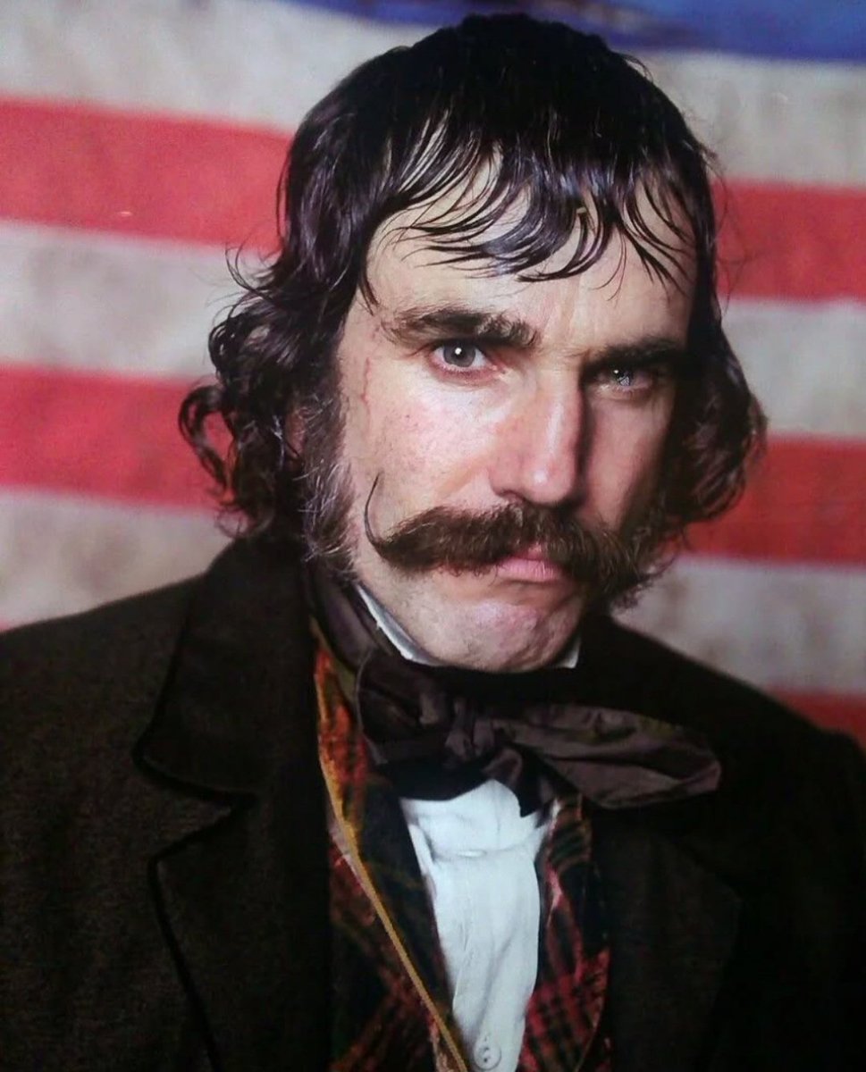 Celebrando que #DanielDayLewis cumple 68 años con esta fotografía publicitaria de #GangsOfNewYork (2002), de #MartinScorsese. En este fantástico drama criminal el actor británico interpreta a Bill «The Butcher» Cutting, un estadounidense protestante opuesto a los inmigrantes