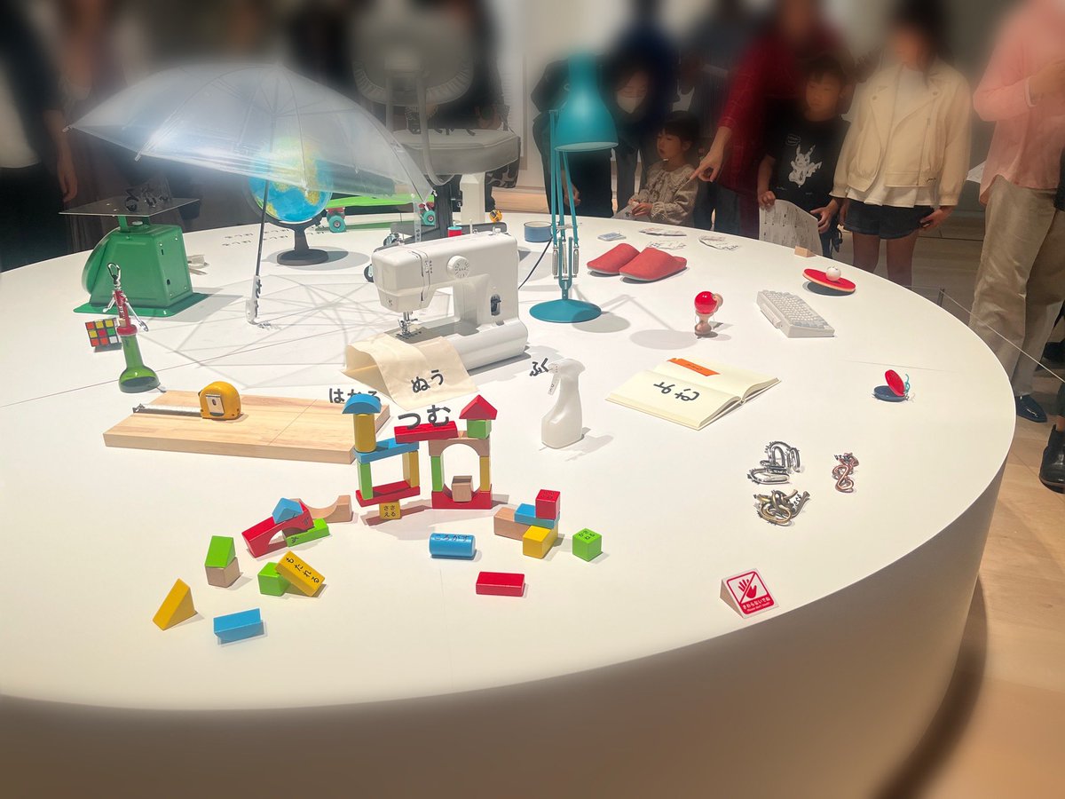 Eary_seamless's tweet photo. 子どもよりも、
私が行きたい展示会シリーズ。
第一弾。

#デザインあ展neo 

ひらがなに興味を持ち始めた娘に
動作と文字が結びつくかも！との
親の淡い期待は半分叶い、

私は120%存分に楽しみ、学んだ！

デザインって本当にすごいんだなー！

中身見ないで買ったこちらまで
最&amp;高ぉぉぉー！ https://t.co/6gWBIODa3e