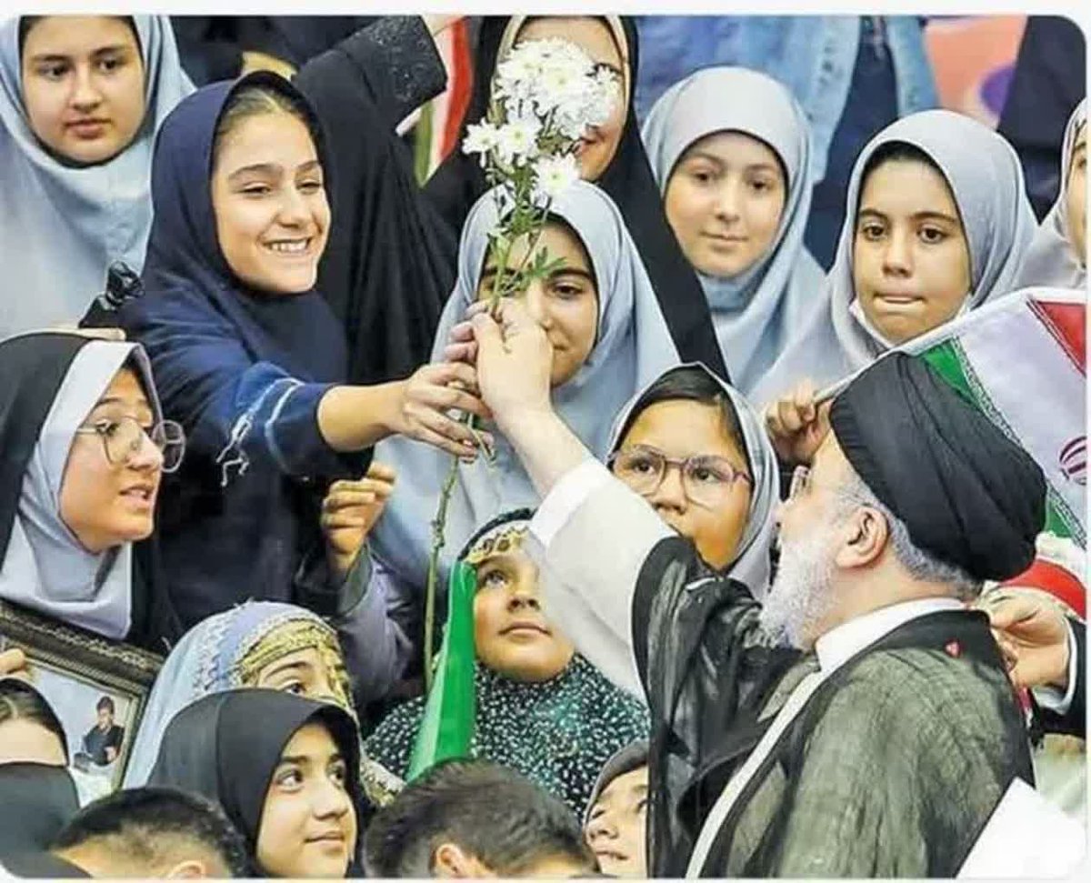 hassan131385's tweet image. 🔴یه روزایی اصلا تکرار نمیشه
فقط حال خوب اون روزا تبدیل به یه حسرت عمیق میشه
مثل این روز دختر
نگاش کنید
دیگه کی تکرار بشه
خیلی توصیفات از شهید رئیسی کردند ولی خالی از لطف نیست بگیم شهیدی از پیش ما رفت که خیلی فرزند دختر دوست داشت..
#لبخند_خدا
