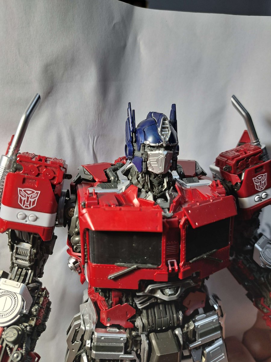 AOTLtng's tweet photo. 2 Years ago... I opened up a giant PG sized Kit and fell into a deep DEEP Depression. I left it there rotting and wasting away while I moped and drifted around. I vowed to finish it last week but after some struggles and drags, Here are the results. Earth mode Optimus Prime. https://t.co/aWU9rA7MPJ