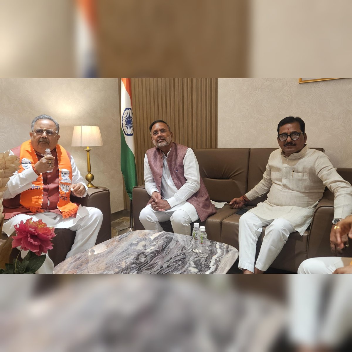 MUKESH DADHICH (@m_dadheech) on Twitter photo आज जयपुर की पावन धरती पर छत्तीसगढ़ के माननीय मुख्यमंत्री श्री विष्णुदेव साय जी एवं विधानसभा अध्यक्ष, पूर्व मुख्यमंत्री डॉ. रमन सिंह जी का स्वागत एवं अभिनंदन किया। इस अवसर पर ऊर्जा मंत्री श्री हीरालाल नागर जी की गरिमामयी उपस्थिति रही।
<a href="/vishnudsai/">Vishnu Deo Sai</a> <a href="/drramansingh/">Dr Raman Singh</a> <a href="/hlnagar/">Heeralal Nagar (Modi ka parivaar)</a> आज जयपुर की पावन धरती पर छत्तीसगढ़ के माननीय मुख्यमंत्री श्री विष्णुदेव साय जी एवं विधानसभा अध्यक्ष, पूर्व मुख्यमंत्री डॉ. रमन सिंह जी का स्वागत एवं अभिनंदन किया। इस अवसर पर ऊर्जा मंत्री श्री हीरालाल नागर जी की गरिमामयी उपस्थिति रही।
<a href="/vishnudsai/">Vishnu Deo Sai</a> <a href="/drramansingh/">Dr Raman Singh</a> <a href="/hlnagar/">Heeralal Nagar (Modi ka parivaar)</a>
