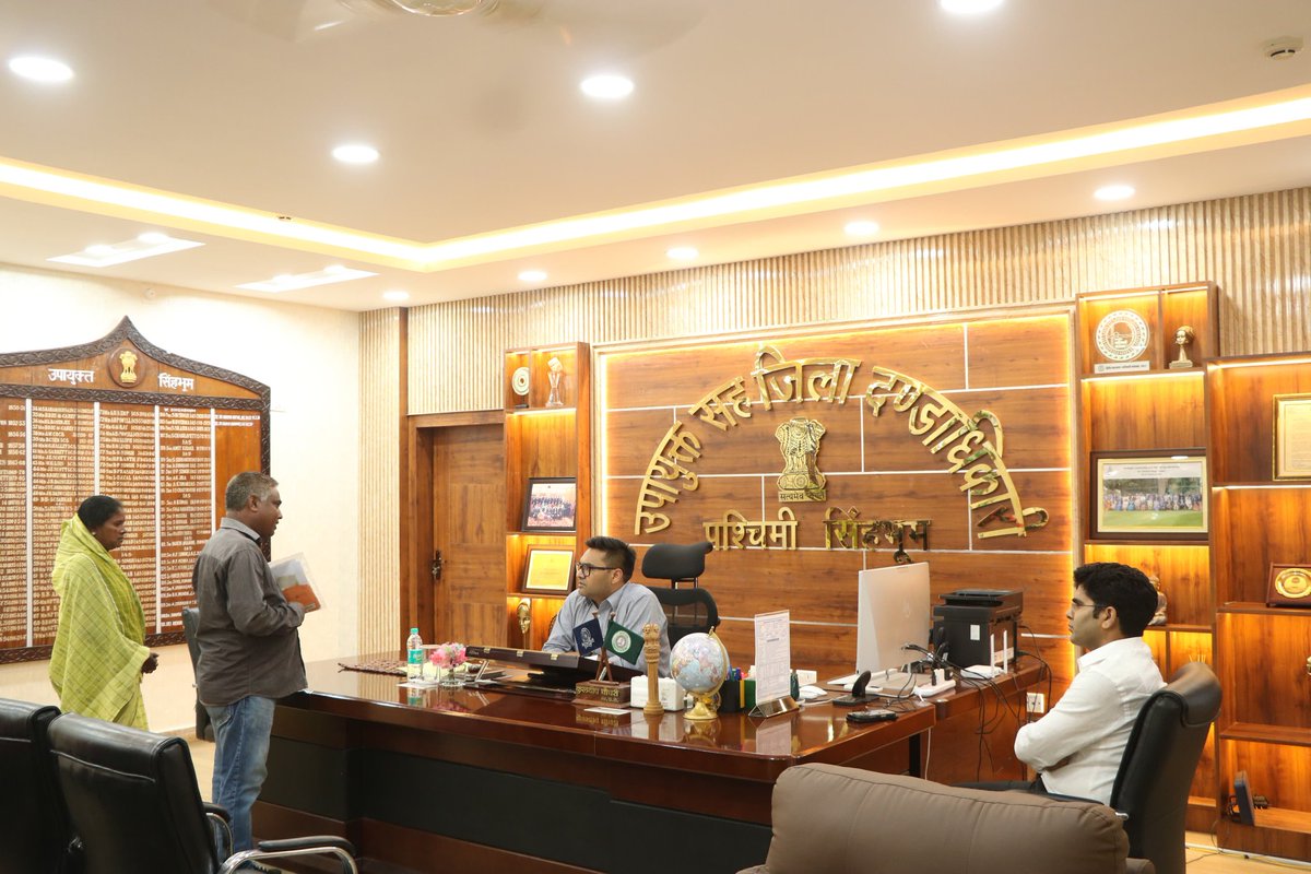 DC_Chaibasa's tweet photo. समाहरणालय में निर्धारित जनता मिलन के दिन क्षेत्रीय या निजी समस्या/शिकायत के निष्पादन तदर्थ जिला मुख्यालय आए सभी आगंतुकों से प्रकोष्ठ में मिलकर उनकी बातों को सुना एवं नियमानुसार कार्यवाही सुनिश्चित करने हेतु संबंद्ध पदाधिकारी को तत्क्षण निर्देशित किया।
@JharkhandCMO @prdjharkhand https://t.co/HQigYmBVmc