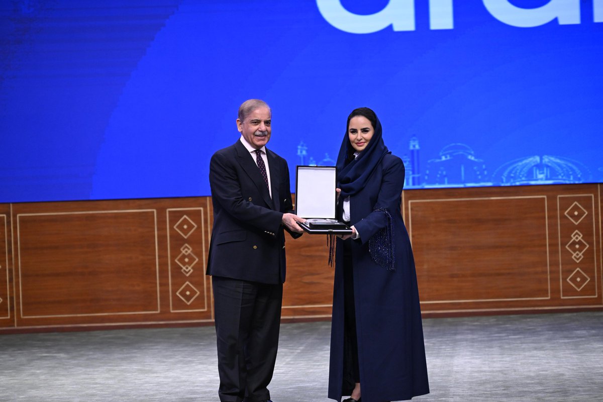 Dalyahya's tweet photo. An impactful start to #DFDIForum in Islamabad.
Honored to see the work of the @dcorg recognized by His Excellency Prime Minister Shehbaz Sharif for supporting the attraction of over 650 million US dollars in digital investment into #Pakistan.
Strategic cooperation drives inclusive growth.
#DFDI2025 #DigitalProsperity4All
@Financegovpk @MoitOfficial @ShazaFK @dfdiforum @PakPMO