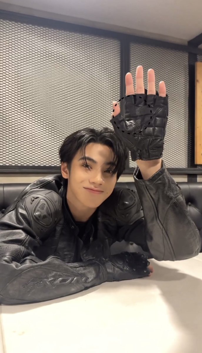 STARWASU's tweet image. ก้อนตรงนี้น่ารักมากกกก ชั้นที่กดจิ้มแปะมือแล้วแปะมืออีก อยู่ๆก็ได้สิทธิ์ไฮทัชแบบงงๆ น่าร้ากกก🙌🏻✨
#PEEMWASU 
#BOWWOWchallenge