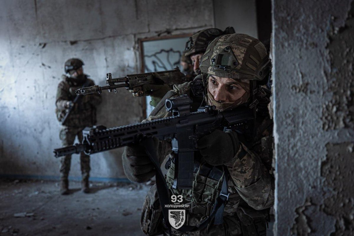 DefenceU's tweet photo. CQB training with the Raiders of the 93rd Mechanized Brigade: urban combat at its sharpest.  
Room clearing, stairwells, tight corridors, two-level tactics—practicing strong wall rules and coordination in pairs and fireteams.  
Urban warfare demands precision and discipline. https://t.co/eCw9Zm5m8V