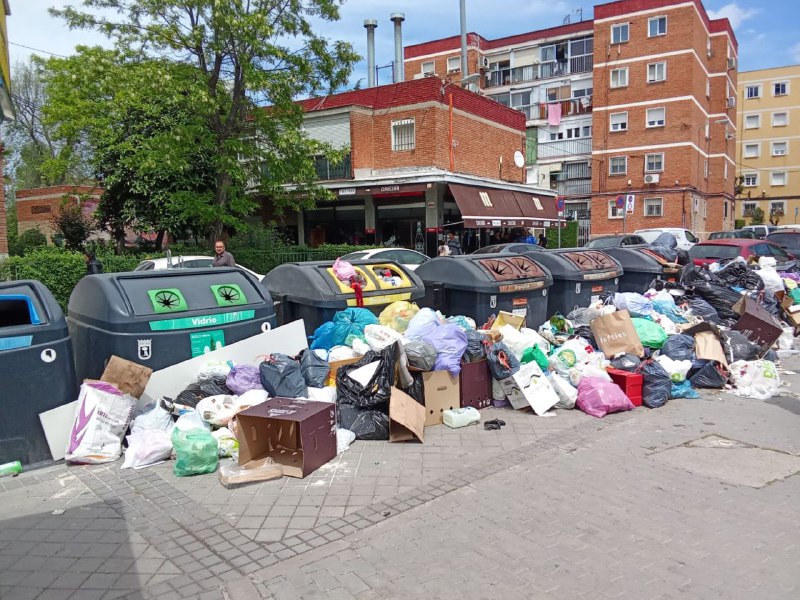 Me parece ofensivo y ridículo que Almeida y Ayuso estén criticando la gestión sobre el apagón cuando nuestros barrios llevan así desde hace días. Lo de Feijóo haciéndolo desde Valencia ya se explica solo.

📸 Hoy en el pueblo de Vallecas