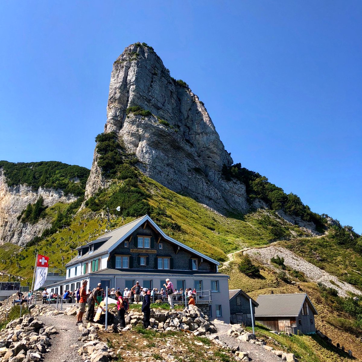 bergwelt_me's tweet photo. Auf den Staubern im #Alpstein wird umgebaut. Die alten Nebenhütten machen Platz für einen Neubau. Die Architektur ist inspiriert von der Sage des Säntisriesen und greift Elemente der Appenzeller Bauweise auf. Gebaut wird während des laufenden Betriebs.🏔🏠🏗️

#Bergwelt #Schweiz https://t.co/bAFxogLRpv