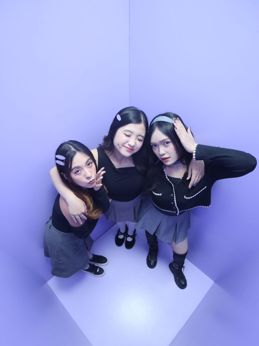 selfietimeid's tweet image. Masih suka bingung mau pose apa di Studio High Angle? 😵‍💫

Tenang, Sobat Selfie! Coba ikutin ide pose ini, dijamin makin estetik! ✨

Yuk, langsung ajak bestie atau ayang kamu buat seru-seruan di Studio High Angle Selfie Time! 😚🤳🏻

#SelfieTime #HighAngle #photobooth #idepose