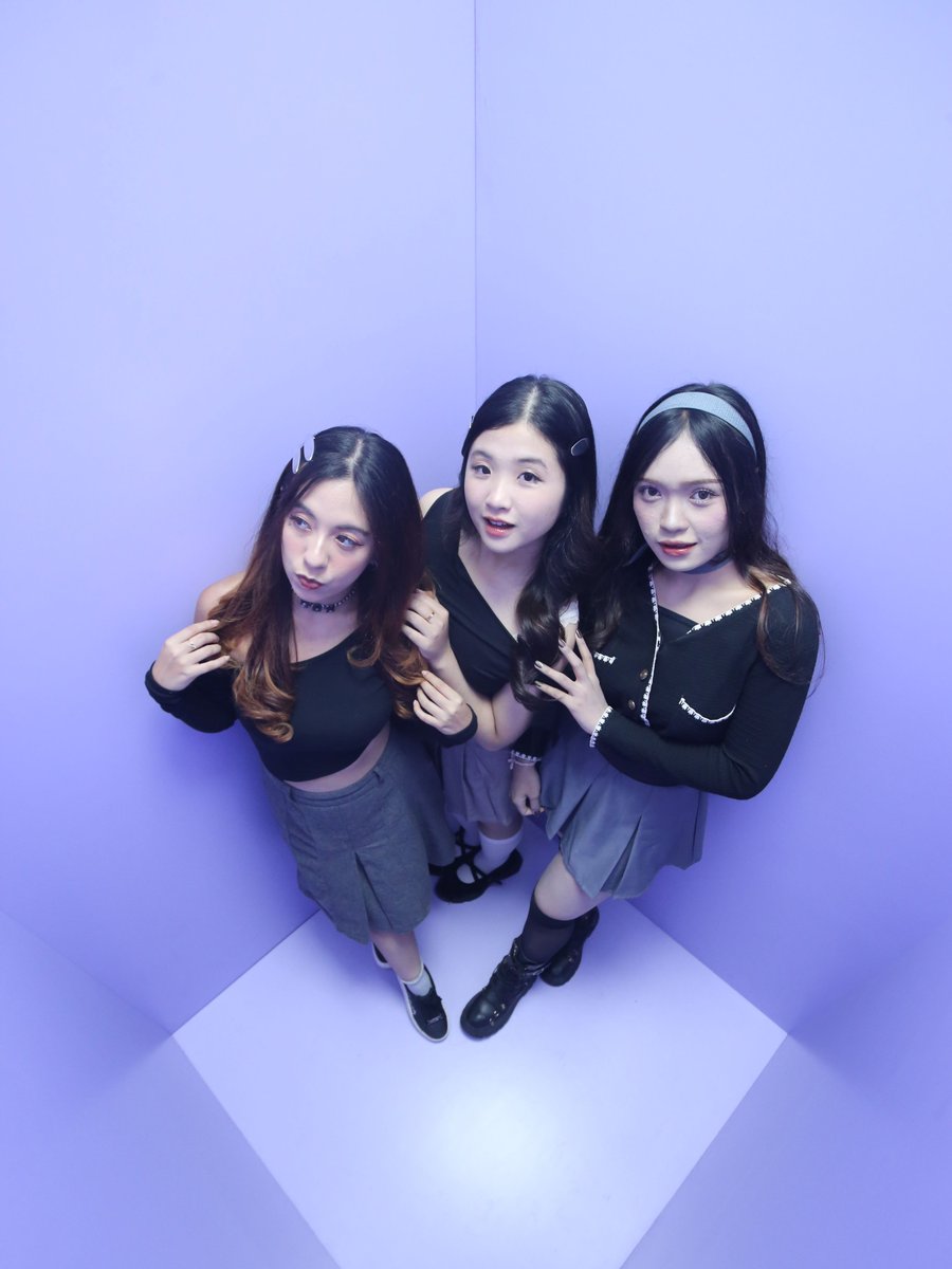 selfietimeid's tweet image. Masih suka bingung mau pose apa di Studio High Angle? 😵‍💫

Tenang, Sobat Selfie! Coba ikutin ide pose ini, dijamin makin estetik! ✨

Yuk, langsung ajak bestie atau ayang kamu buat seru-seruan di Studio High Angle Selfie Time! 😚🤳🏻

#SelfieTime #HighAngle #photobooth #idepose