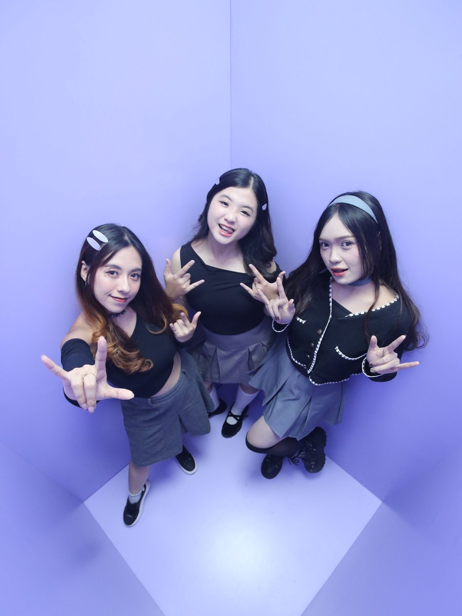 selfietimeid's tweet image. Masih suka bingung mau pose apa di Studio High Angle? 😵‍💫

Tenang, Sobat Selfie! Coba ikutin ide pose ini, dijamin makin estetik! ✨

Yuk, langsung ajak bestie atau ayang kamu buat seru-seruan di Studio High Angle Selfie Time! 😚🤳🏻

#SelfieTime #HighAngle #photobooth #idepose