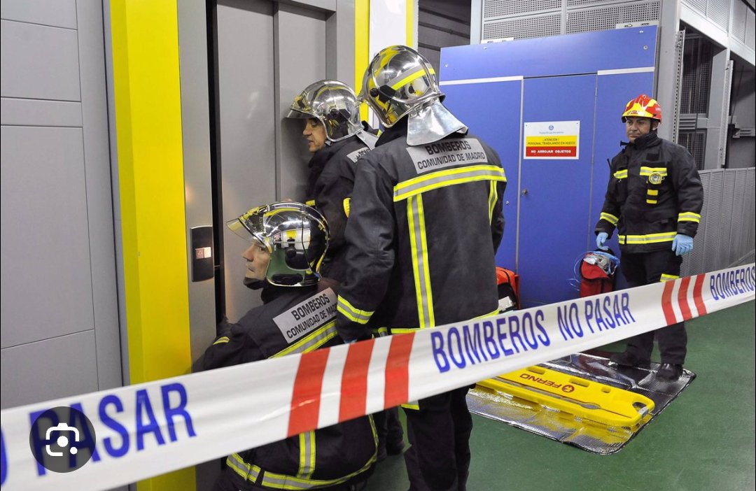 VctorManueFdez's tweet image. ➡️ Hilo de cómo comportarse si te encuentras encerrado en un #ascensor.

1. Mantén la calma. Respira profundamente y controla el estrés, no te vas a quedar sin aire.

2. Pulsa el botón de alarma o interfono. Comunica la situación al servicio técnico del ascensor.
1/3
#apagón