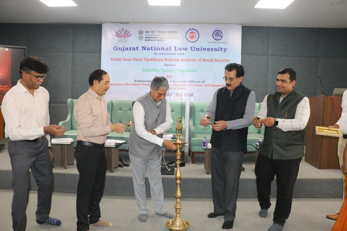 PDUNASS's tweet photo. Shri Kumar Rohit, Director PDUNASS, discusses academic collaborations with Prof. (Dr.) S. Shanthakumar, Director GNLU, &amp; inaugurates 5th batch Induction Training for DR EO-AOs. Strengthening partnerships &amp; capacity building. @_KumarRohit @gnluofficial @socialepfo #Collaboration https://t.co/LMg8WUJXq1