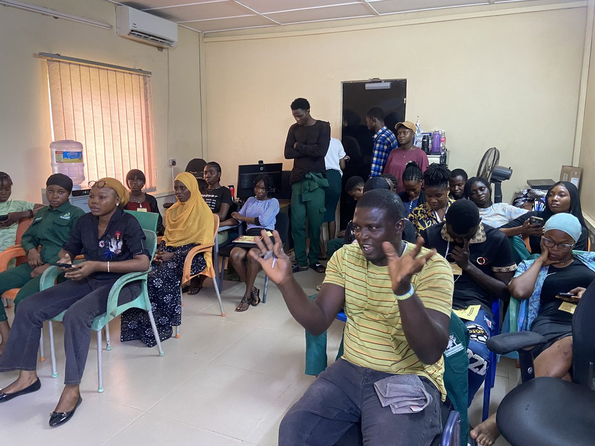IITAForest's tweet photo. 👏🏾👏🏾👏🏾👏🏾👏🏾🎓🎓🎓

@IITAForest Center interns making presentations on their learning experiences so far at the #ForestCenter.

#internship #birdmonitoring #TreePropagation #Nurseryoperations #capacitybuilding #training #iitaforestcenter https://t.co/uT5M2cf4d4