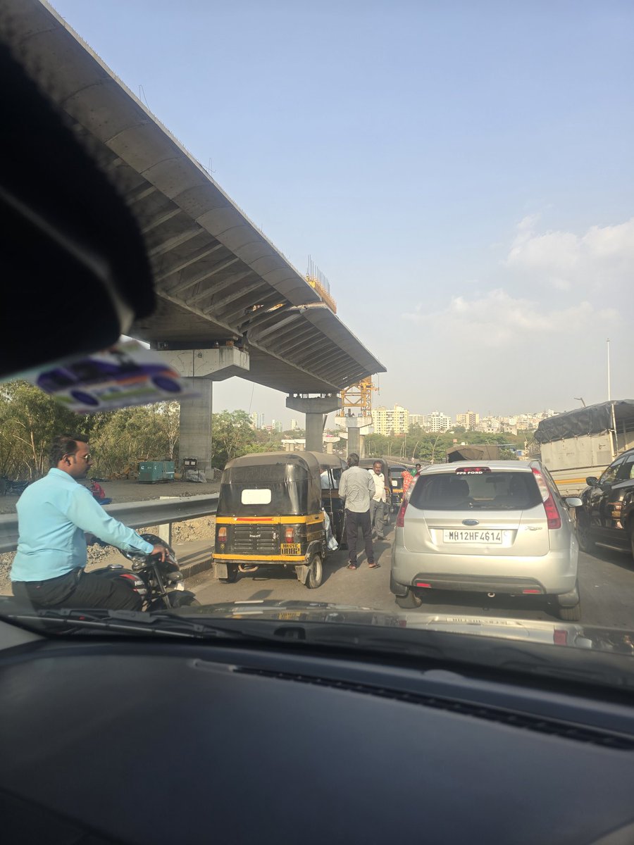 AjayGo4IT's tweet photo. Why can some one take action on this auto queue on bridge that leads to Katraj kondhwa road. It creates very narrow road for so many vehicles coming from either sides. @PuneCityTraffic @PMCPune https://t.co/O2MbQyfuO2