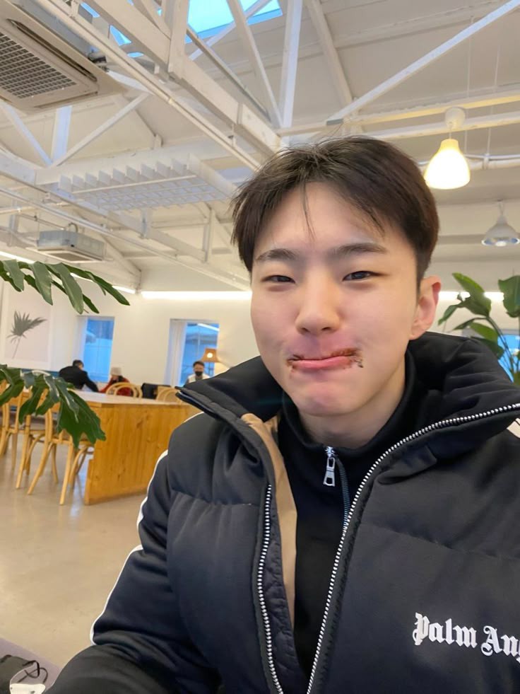 ㅤㅤ

Bapak-bapak anak dua tapi kalau makan masih belepotan

ㅤㅤ