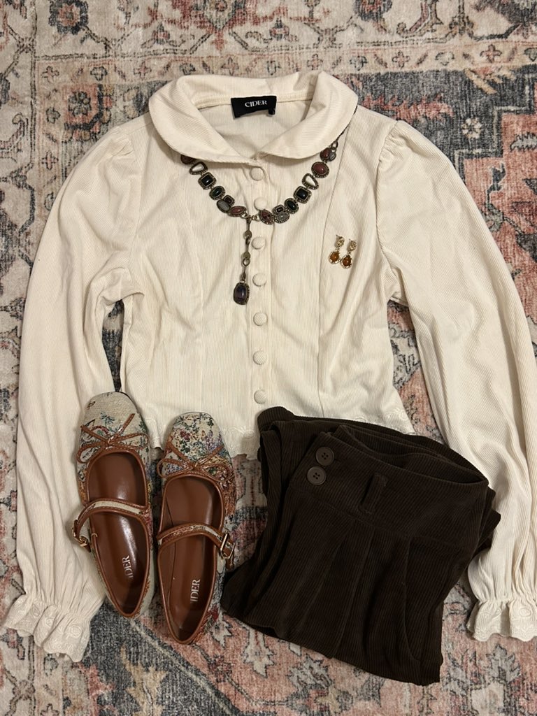 iimsnowie's tweet photo. Spring outfits 🍎🪵🥀 https://t.co/1woVtnFOjL