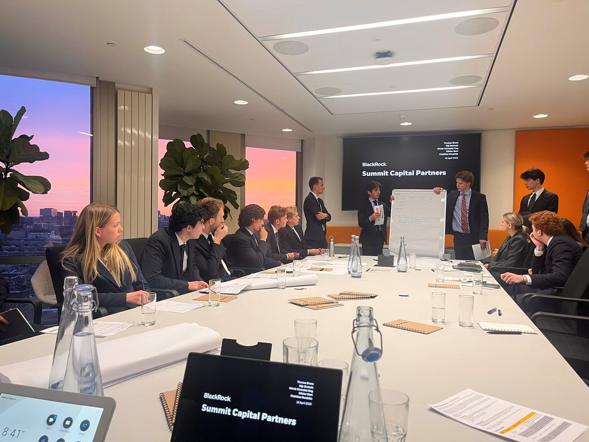 Onlangs ontvingen we Summit Capital Partners - een groep van 22 studenten. Tijdens de avond gingen zij aan de slag met een case study over pensioenen, kregen zij een kijkje achter de schermen van werken in vermogensbeheer, en was er volop gelegenheid om te netwerken. 🎓