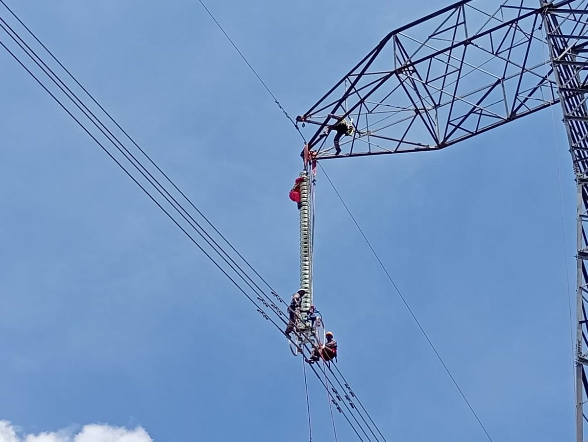 KETRACO1's tweet photo. Ongoing maintenance works on the 500kV HVDC Ethiopia - Kenya Interconnector.
Kudos to our Operations & Maintenance team.
#ReliablePower #StablePower #KETRACOProjects https://t.co/m6XNHttNZm
