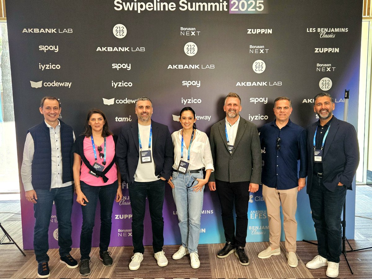 Swipeline etkinliğinde <a href="/iyzico/">iyzico</a>'nun her neslinden katılımımızla yerimizi aldık.

iyzico’nun ilk günlerinden bugüne uzanan yolculukta, bizi ileriye taşıyan şey yalnızca teknoloji değil; birlikte inşa ettiğimiz güçlü bir kültür oldu.

<a href="/Swipeline_tr/">Swipeline TR</a> Summit 2025