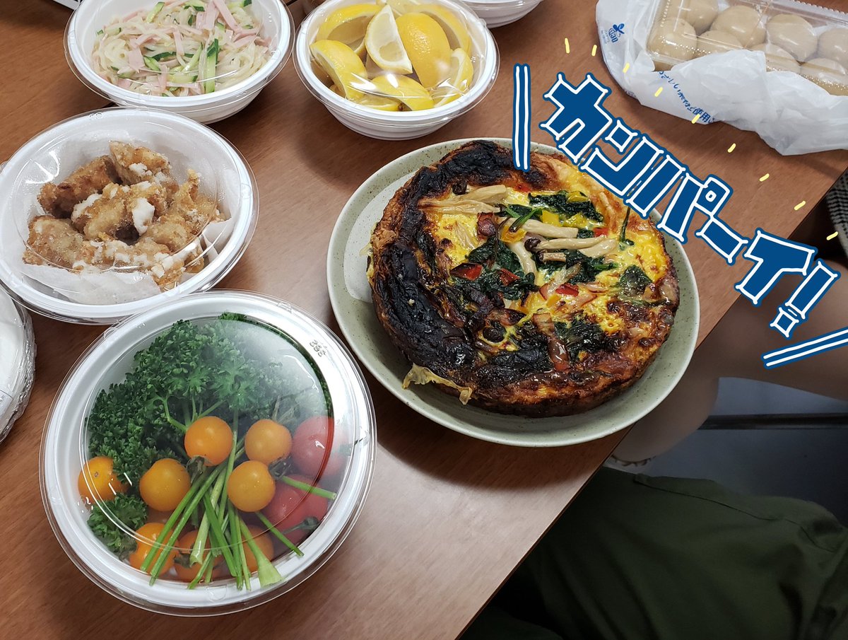 chihoojin's tweet photo. お花見シーズンですが、今年は雨模様のため部室でご飯会をしました！🍚
仮部員の方もたくさん来て下さって、うちのシェフがお料理も振る舞ってくれて……！！？✨✨(写真は手料理です)
楽しかった美味しかった〜！🎶
ちょっぴりレアなイベントでした！
(ありんこ) https://t.co/73ELUik4Uq
