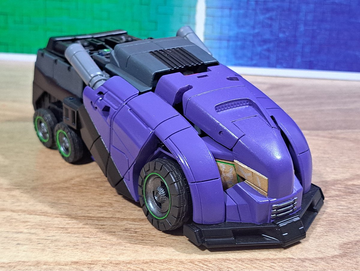 Let the universe howl in fear for Optimus Prime has returned! Upgraded back into a Cybertronian form, he's back with a vengeance to retake his throne and then the universe!
#transformers #maccadam