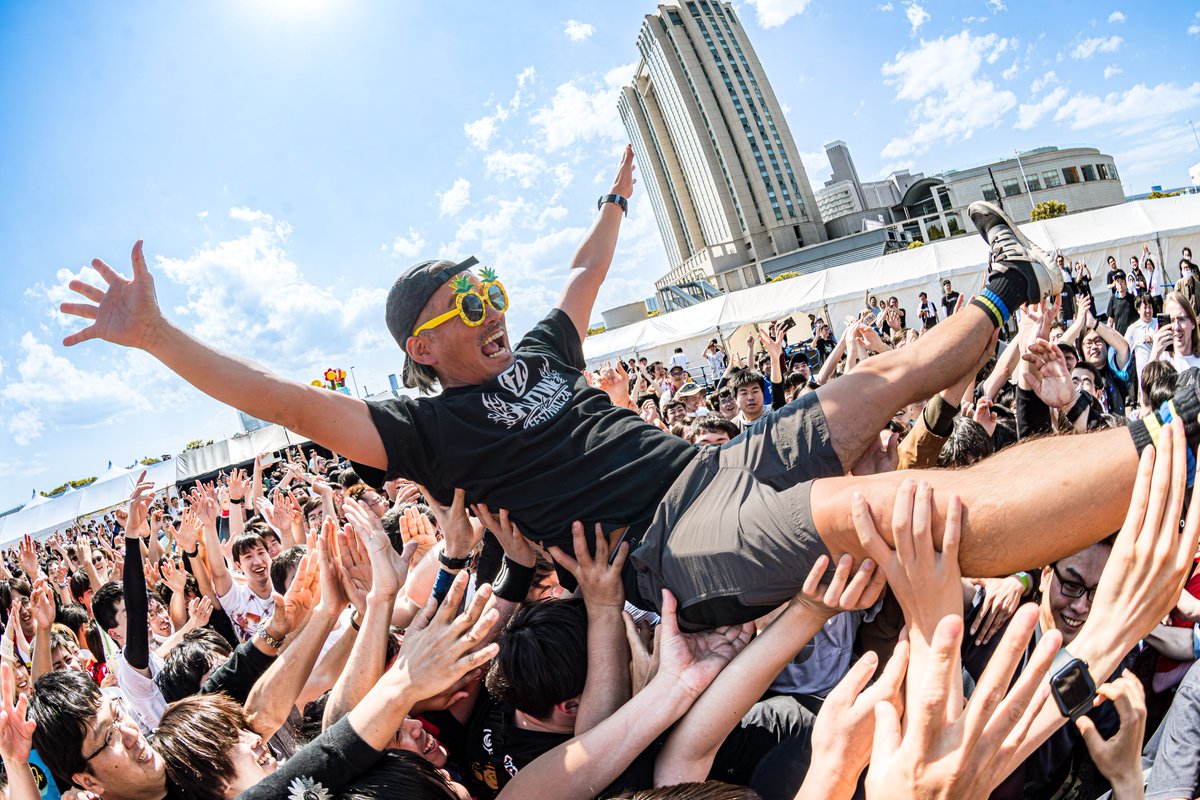 Sugi_Yu7's tweet photo. 【急募】 TAKEさん(@TAKE_FLOW ）のスマホ

この時はまだ右ポケットにあるようです📱
#肉フェス #DJTAKE #FLOW https://t.co/tKtkYzqwme