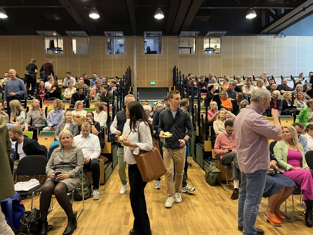 Region Hovedstadens Akutberedskab (@akutberedskabet) on Twitter photo Fuldt hus til vores forskningsdag på det præhospitale område! Folk fra alle <a href="/regionerne/">Danske Regioner</a> er kommet til KBH for at tale om hele kæden fra opkald til hospital, så vi altid kan arbejde ud fra nyeste forskning og viden. #phfs25 #dkmedier #sundpol Fuldt hus til vores forskningsdag på det præhospitale område! Folk fra alle <a href="/regionerne/">Danske Regioner</a> er kommet til KBH for at tale om hele kæden fra opkald til hospital, så vi altid kan arbejde ud fra nyeste forskning og viden. #phfs25 #dkmedier #sundpol