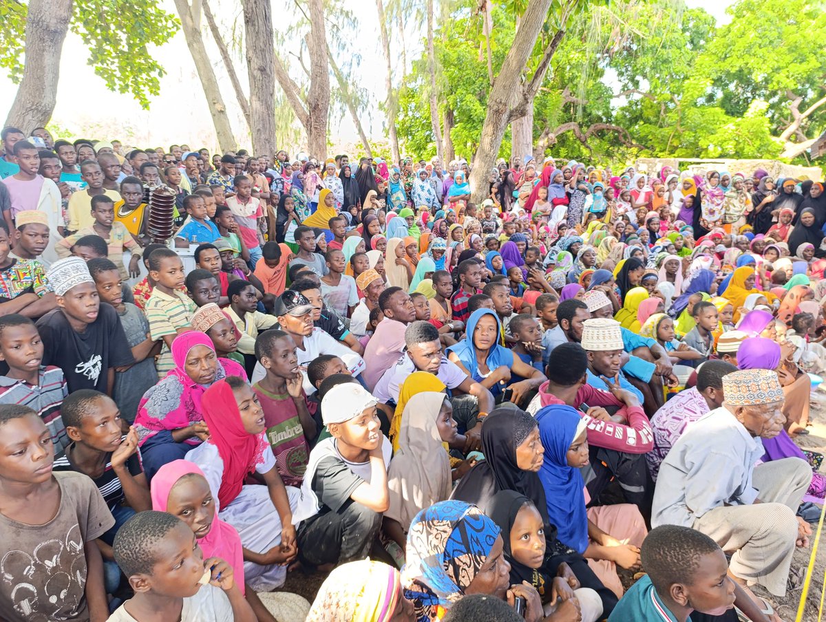 ACTwazalendo's tweet photo. #Matukio katika Picha : Picha tofauti za wanachama wa shehia ya kisiwa Panza Jimbo la Mtambile Mkoani Pemba wakisuburi hutuba ya Mwenyekiti wa Chama Taifa @othmasoud pamoja na Makamu Mwenyekiti @IsmailJussa https://t.co/NeEqhjJI9T