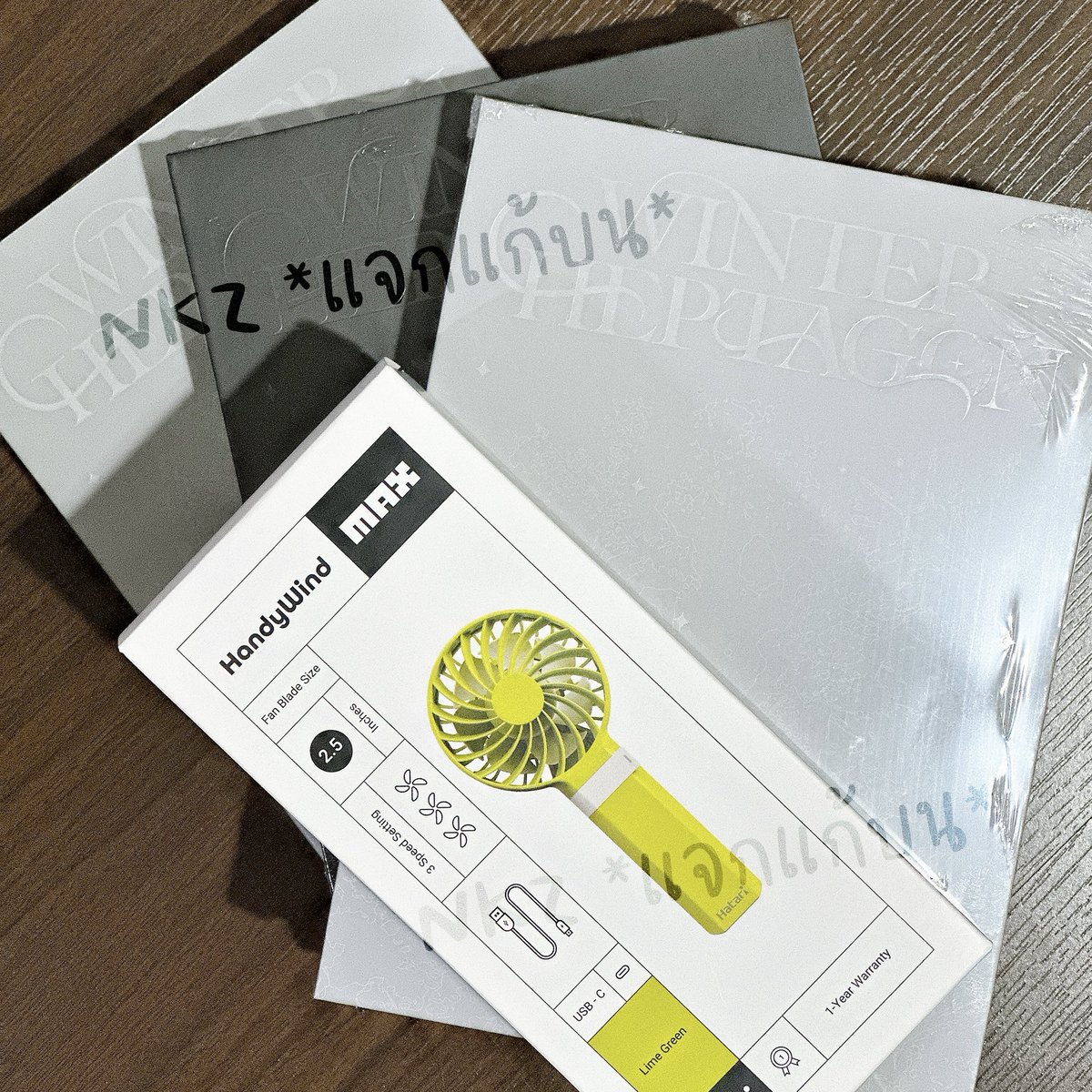 ntodaktodaz's tweet photo. Pls RT 🙏🏻 *แจกแก้บนที่ได้บัตรคอนค่ะ*

กติกา : RT + เมนชั่น ติดแท็ก ค่ะ

แจก :
1. อัลบั้ม GOT7 Winter Heptagon (แกะแล้ว แต่ของในอัลบั้มครบค่ะ) 3 อัลบั้ม
2. พัดลม Hatari สีเขียว 1 อัน

สุ่ม 4 คน หลังคอนจบค่ะ
มาเล่นกันเยอะๆนะค้าาา 🥹

#WelcomeGOT7toYourNest
#GOT7_NESTFESTinBKK https://t.co/ZFvElhCHVN