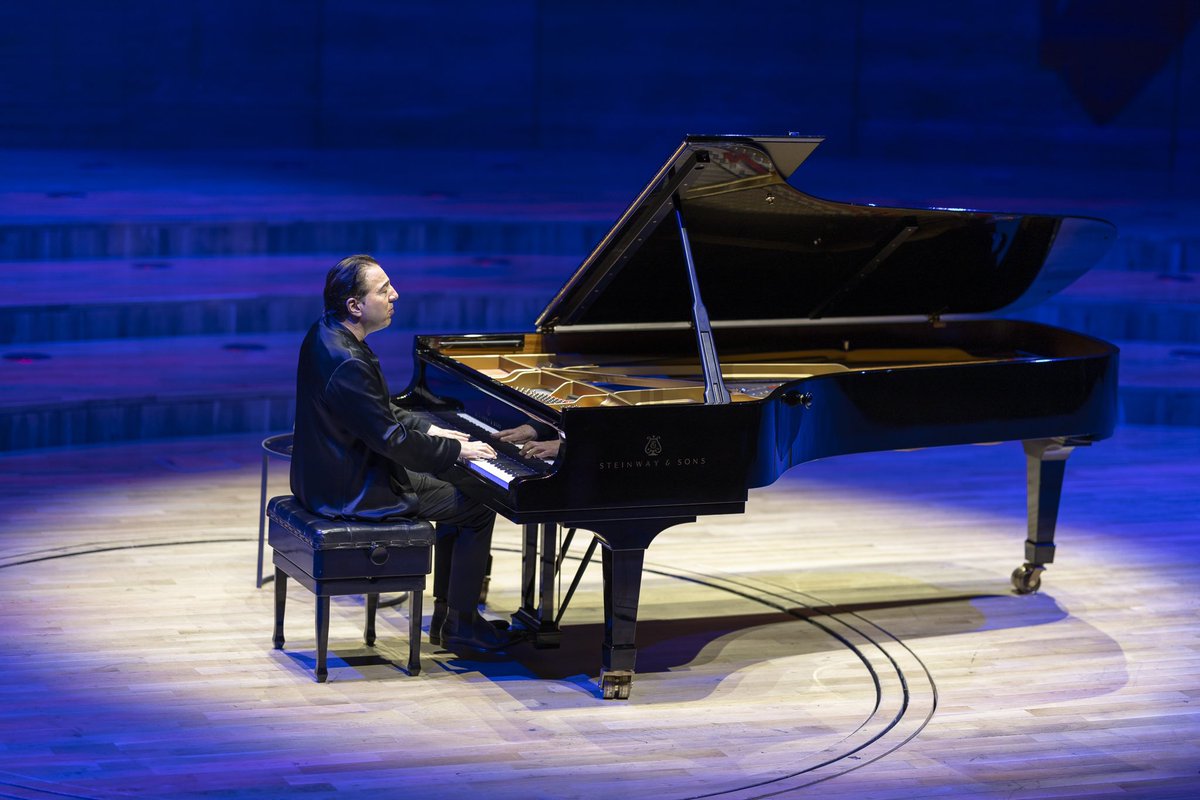 Fazıl Say ANKARA konserinden kareler. CSO-ADA 28.04.2025
@fazilsayofficial 
Kendi bestelerimden oluşan “Solo Resital” ;
“Piyano başında 50 Yıl” .
yeni bestelerimin beğenilmesine çok mutlu oldum.

Teşekkürler Ankara, çok güzel bir yeni salona kavuşmuş şehrimiz, dün akşam