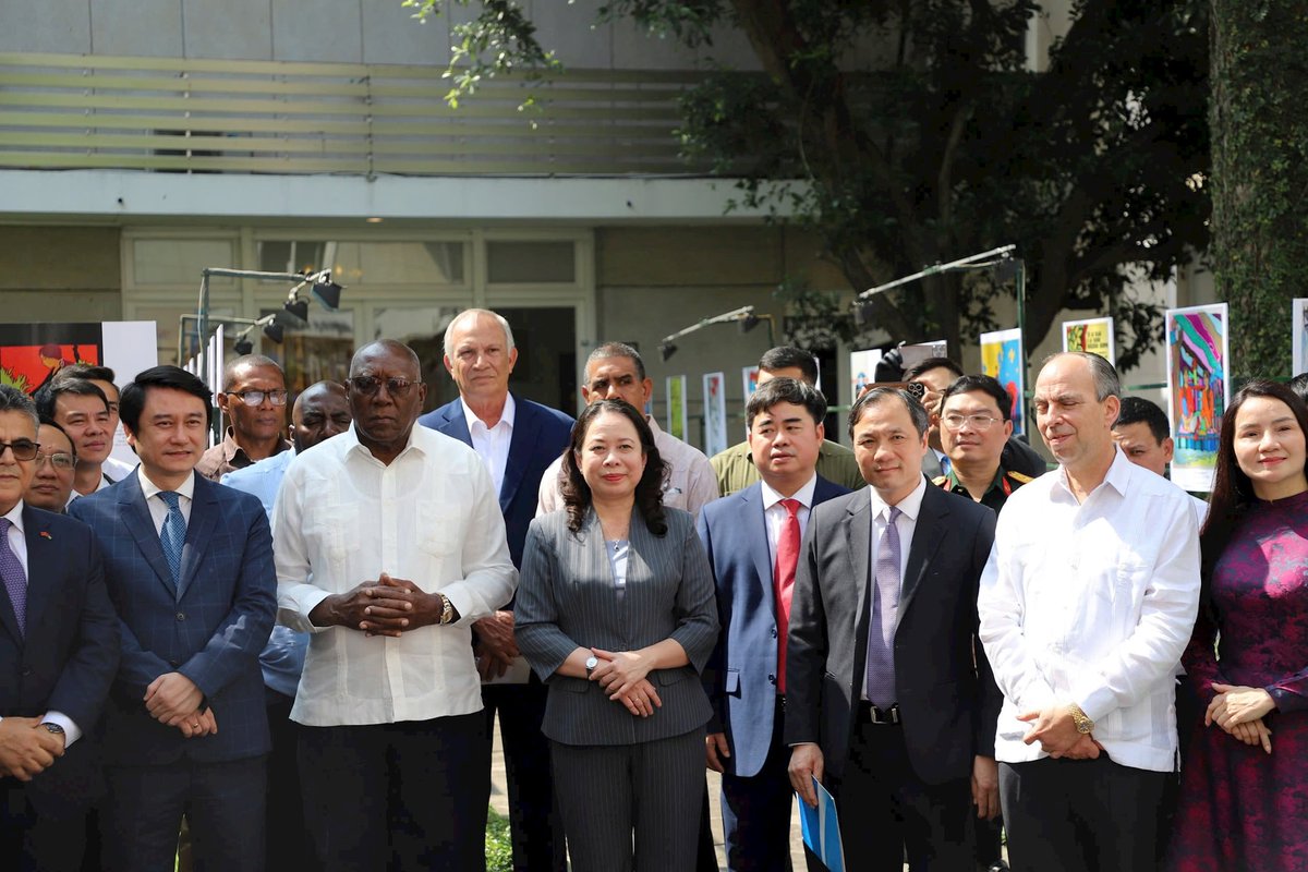 RPolancoF's tweet photo. Con presencia de @SalvadorValdesM y su homóloga Vo Thi Anh Xuan, inauguramos Exposición Por Vietnam: carteles cubanos en solidaridad con la lucha del pueblo vietnamita.
En los años 60 y 70, destacados diseñadores contribuyeron a denunciar la agresión imperialista contra #Vietnam. https://t.co/0301Y9a98B