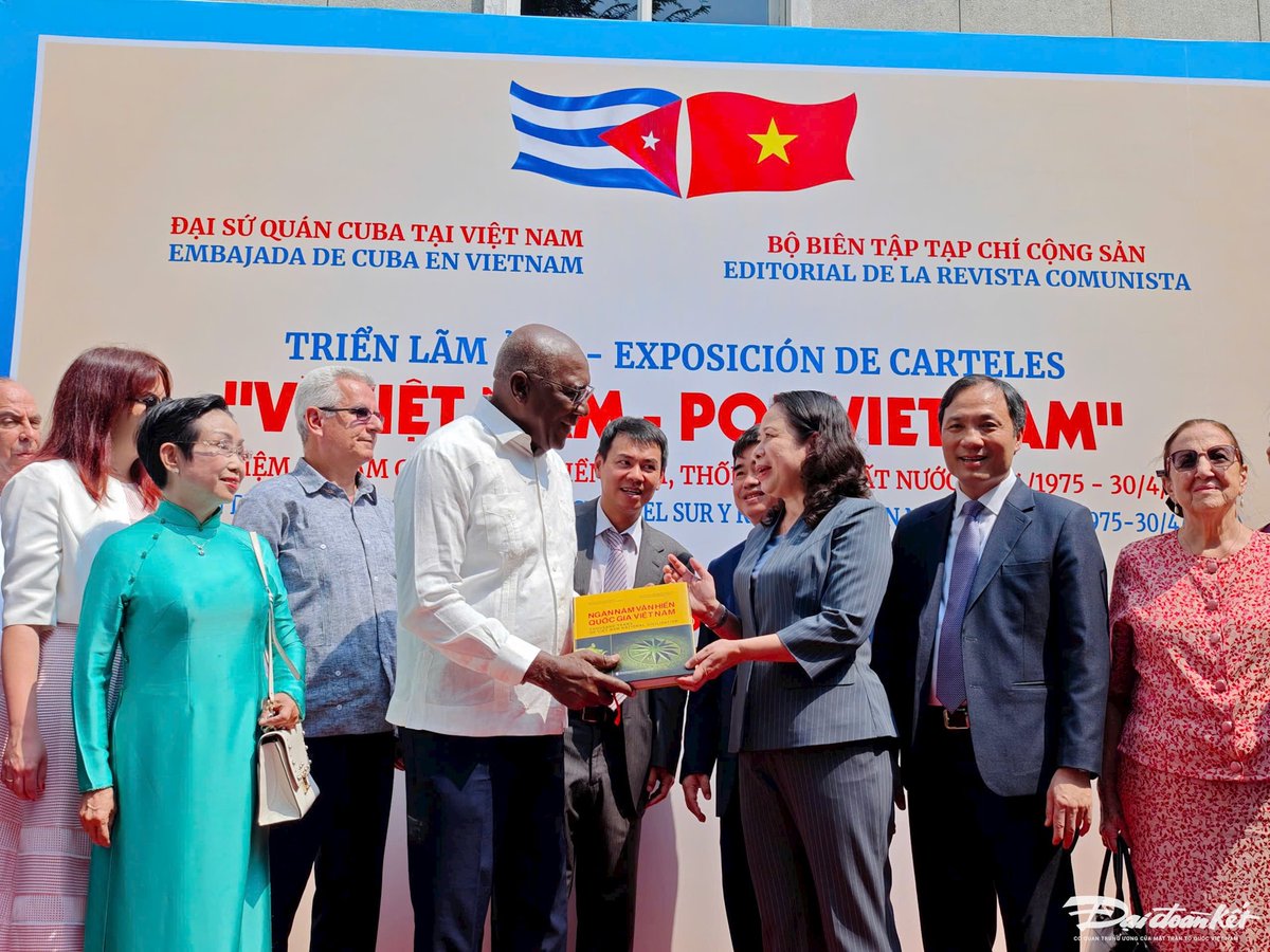 RPolancoF's tweet photo. Con presencia de @SalvadorValdesM y su homóloga Vo Thi Anh Xuan, inauguramos Exposición Por Vietnam: carteles cubanos en solidaridad con la lucha del pueblo vietnamita.
En los años 60 y 70, destacados diseñadores contribuyeron a denunciar la agresión imperialista contra #Vietnam. https://t.co/0301Y9a98B
