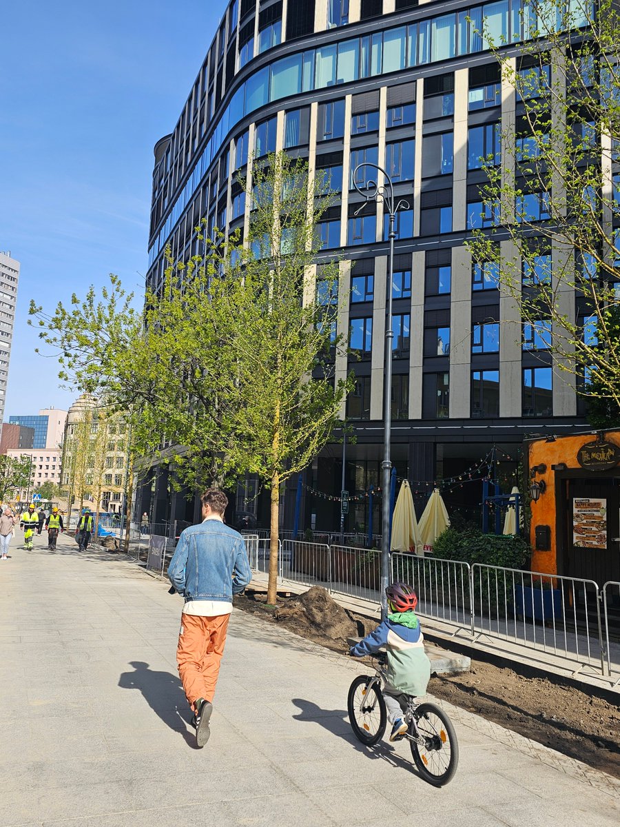 Wczoraj drzewa, dziś latarnie

Na ulicy Zgoda jest już pierwszy z dwóch planowanych szpalerów drzew. Wykonawca idzie za ciosem i montuje właśnie nowe latarnie stylizowane na historyczne "pastorały warszawskie". 

ℹ️ ZlotaZgoda.waw.pl  #NoweCentrumWarszawy