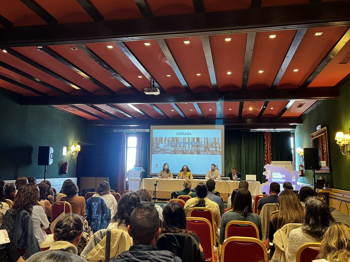 CFIEdeSoria's tweet photo. Inauguración de la jornada del PIE “La vida rural, una escuela de vida”.
#FormacionCyL 
@educacyl https://t.co/3VBjC77JiA