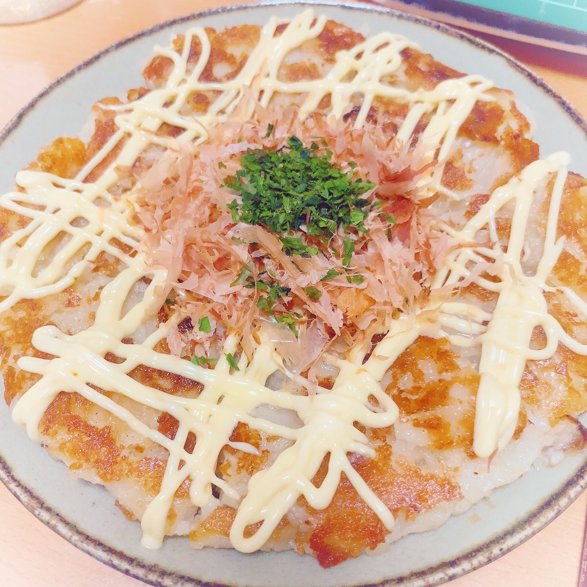 「新玉だけのお好み焼きとろっとろでうますぎて飛ぶソース切らしてるのを忘れてなければ」|🐝り子⚙のイラスト