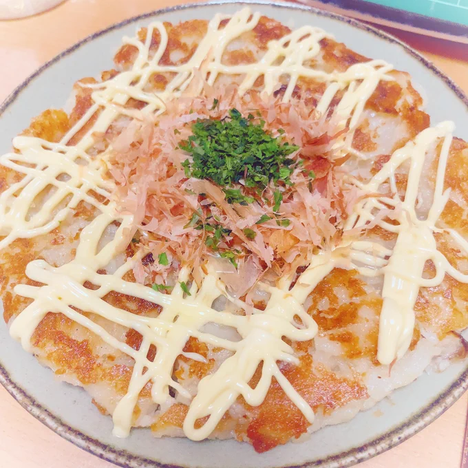 新玉だけのお好み焼きとろっとろでうますぎて飛ぶソース切らしてるのを忘れてなければもっと美味しかったのに… 