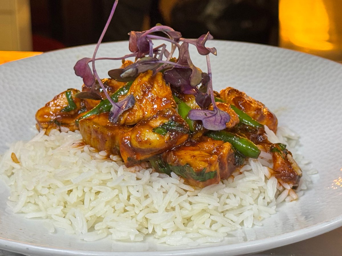 New at Cafesserie✨: Phad Plaa
Thai-style salmon with French beans &amp; white almonds, served with rice or noodles.
Refined flavors. Fresh ingredients. A dish worth discovering.🍽️

#Cafesserie #PhadPlaa #ThaiCuisine #SeafoodLovers #NewDish
