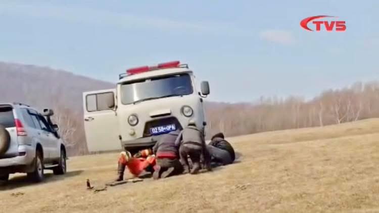 amarjargalmiji1's tweet photo. Аврагчид нь гал тархаж, гамшгийн хэмжээнд хүрэхээс өмнө амжиж очихын тулд эвдэрхий машинаа ээлж дараалан засаж, чирж гүйхээс наахнуур түймрийн голомтод очиж байхад сайд нь онгоцноос бүлт бүлт үсэрч сошиалдаа ганган зураг хийх нь хэр ёс зүйтэй вэ https://t.co/cncwlqkVGe