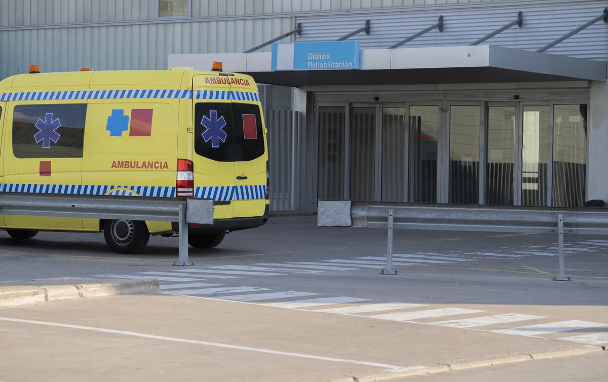 DiariSanitat's tweet photo. APAGADA | Els #hospitals catalans resisteixen l’#apagada general; la majoria de centres sanitaris tenen capacitat per aguantar com a mínim 24 hores sense llum gràcies als #generadors que coordina el Sistema d'Emergències Mèdiques. @salutcat
https://t.co/e16Tc2owvD https://t.co/wYbrqhTbGY